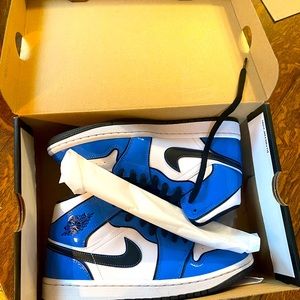 Air Jordan 1 mid. Signal blue.